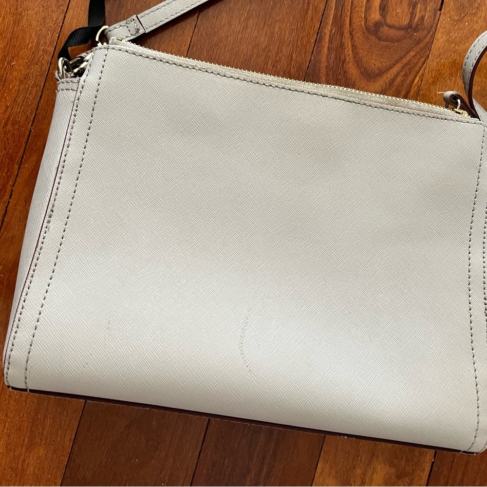 Lo & Sons Pearl crossbody in light grey *SMALL TEAR IN BAG* - Picture 5 of 10